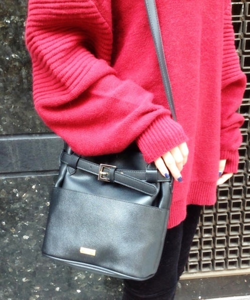 goocy(グーシー)の「ポケット巾着ショルダーBag(ショルダーバッグ・レディース・ブラック/キャメル・FREE)」の2枚目の写真