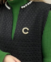 パールイニシャルブローチ