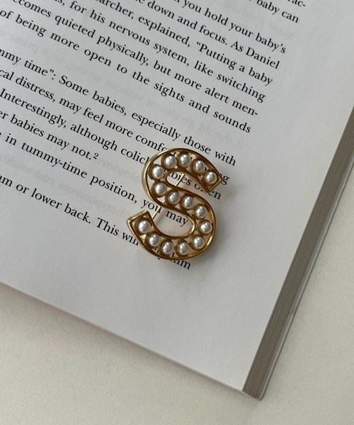 prose verse（プロズヴェール）の「パールイニシャルブローチ（ブローチ/コサージュ・レディース・ピンクゴールド/シャンパン/ゴールド/ゴールド系その他2・ﾌﾘ-）」の4枚目の写真