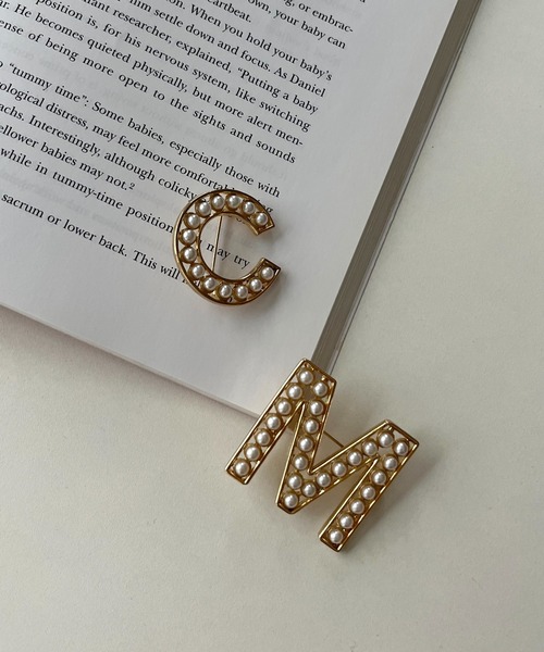 prose verse（プロズヴェール）の「パールイニシャルブローチ（ブローチ/コサージュ・レディース・ピンクゴールド/シャンパン/ゴールド/ゴールド系その他2・ﾌﾘ-）」の7枚目の写真