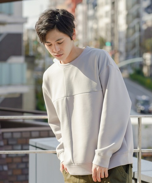 URBAN COLLECTION(アーバンコレクション)の「ポンチ素材 異素材ブロッキングトレーナー(スウェット・メンズ・ネイビー/ライトグレー/グレイッシュベージュ・M/L/XL)」の2枚目の写真