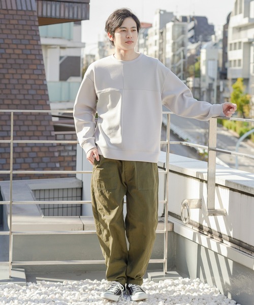 URBAN COLLECTION(アーバンコレクション)の「ポンチ素材 異素材ブロッキングトレーナー(スウェット・メンズ・ネイビー/ライトグレー/グレイッシュベージュ・M/L/XL)」の4枚目の写真