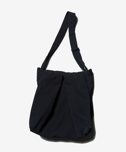 rehacer(レアセル)の「rehacer : Drape Tuck Shoulder Bag / ドレープタックショルダーバッグ(ショルダーバッグ・メンズ・ブラック・FREE)」の4枚目の写真