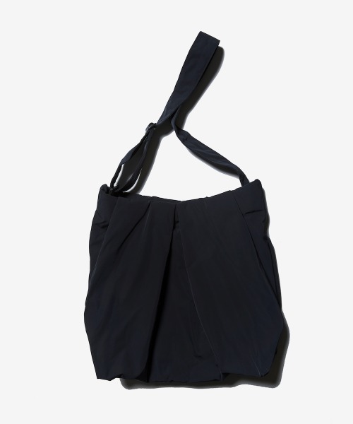 rehacer(レアセル)の「rehacer : Drape Tuck Shoulder Bag / ドレープタックショルダーバッグ(ショルダーバッグ・メンズ・ブラック・FREE)」の5枚目の写真
