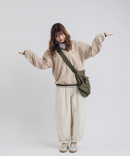 MUHET(ミュエータ)の「Vネックスウェット(スウェット・レディース・ベージュ/ブラック・X-LARGE/MEDIUM)」の8枚目の写真