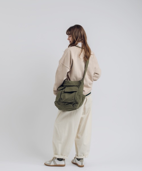 MUHET(ミュエータ)の「Vネックスウェット(スウェット・レディース・ベージュ/ブラック・X-LARGE/MEDIUM)」の10枚目の写真