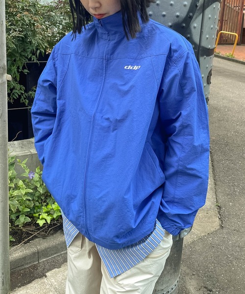 ddp（ディーディーピー）の「【 ddp / ディーディーピー 】 ナイロン トラックジャケット NYLON TRACK JACKET MNF A5306-124AA01（ナイロンジャケット・メンズ・ネイビー/ブルー/チャコールグレー・MEDIUM）」の3枚目の写真