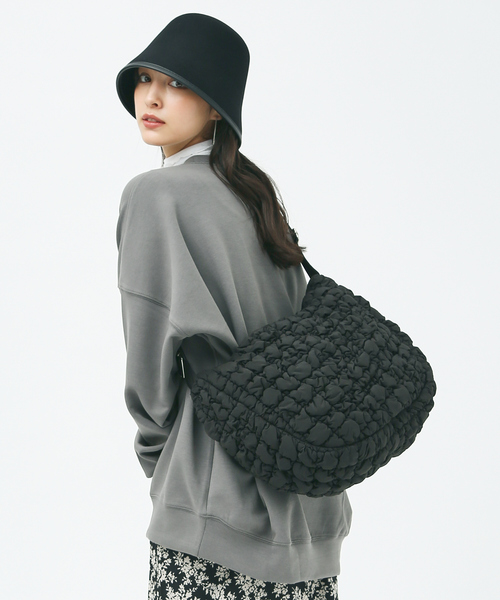 LOWELL things（ロウェル　シングス）の「キルティングワンショルダーバッグ/クロスボディバッグ（ショルダーバッグ・レディース・ブラック/グリーン/グレイッシュベージュ・フリー）」の2枚目の写真