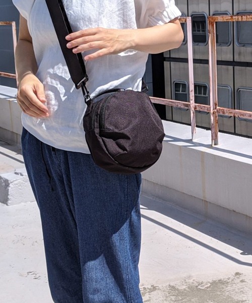 EARTH MADE(アースメイド)の「NYLON 〇 MINI 2WAY SHOULDER(ショルダーバッグ・レディース・レモンイエロー/ブラック/レッド/ベージュ・FREE)」の2枚目の写真