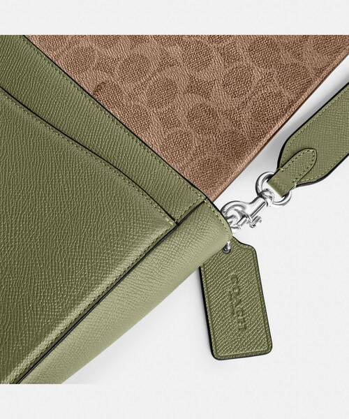 COACH（コーチ）の「メッセンジャー バッグ・シグネチャー キャンバス