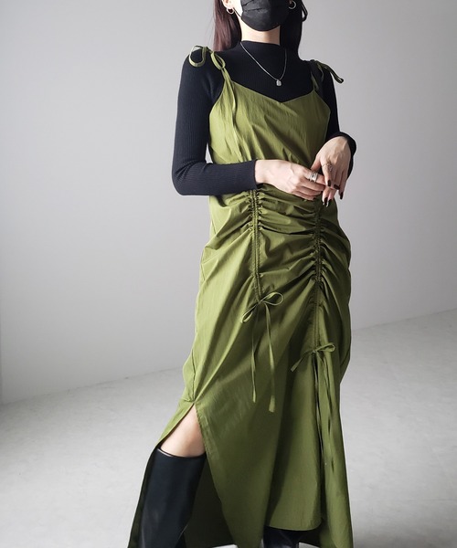 me+em select(ミームセレクト)の「※※【 4color / 3size 】 ダブルリボンフロントシャーリングスリットキャミワンピース(ワンピース・レディース・グレイッシュベージュ/ブラック/グリーン/チャコール・MEDIUM/SMALL/LARGE)」の19枚目の写真