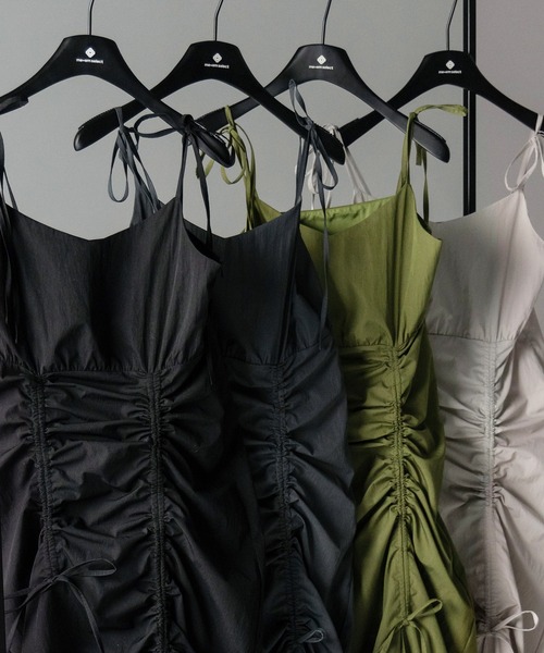 me+em select(ミームセレクト)の「※※【 4color / 3size 】 ダブルリボンフロントシャーリングスリットキャミワンピース(ワンピース・レディース・グレイッシュベージュ/ブラック/グリーン/チャコール・MEDIUM/SMALL/LARGE)」の21枚目の写真