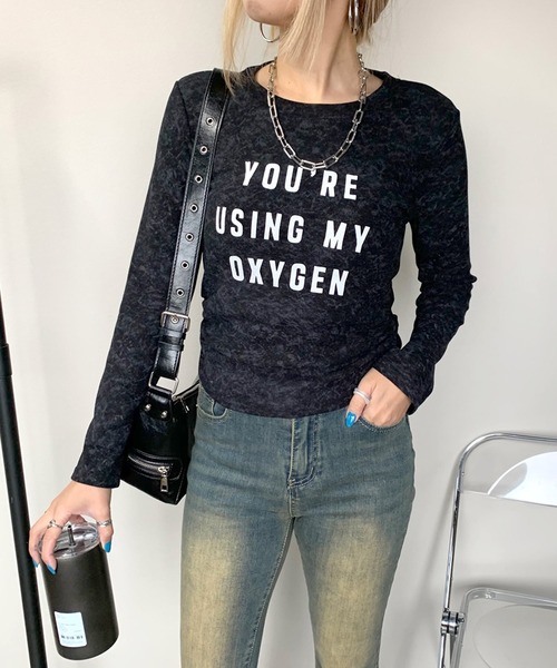 non-hedge(ノンヘッジ)の「サイドドロストロゴショート丈Tシャツ(Tシャツ/カットソー・レディース・ブラック/ベージュ/カーキ/オフホワイト/チャコールグレー・FREE)」の3枚目の写真
