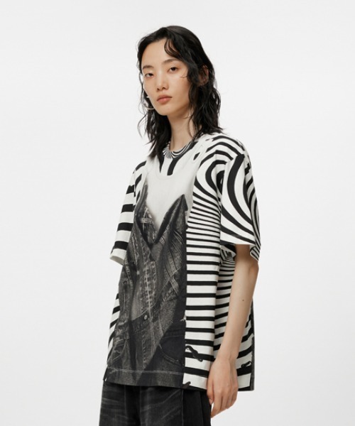 JNBY(ジェーエヌビーワイ)の「Eye-catching Printed Loose-fit Cotton T-shirt(Tシャツ/カットソー・レディース・ブラック系その他/ブルー系その他4/ピンク系その他5・38/36)」の2枚目の写真