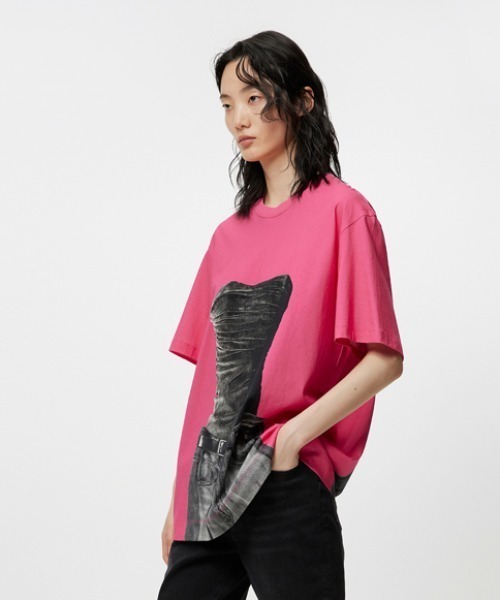 JNBY(ジェーエヌビーワイ)の「Eye-catching Printed Loose-fit Cotton T-shirt(Tシャツ/カットソー・レディース・ブラック系その他/ブルー系その他4/ピンク系その他5・38/36)」の3枚目の写真