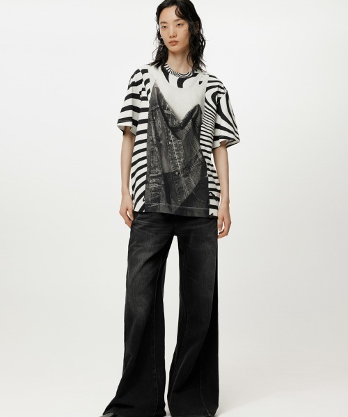 JNBY(ジェーエヌビーワイ)の「Eye-catching Printed Loose-fit Cotton T-shirt(Tシャツ/カットソー・レディース・ブラック系その他/ブルー系その他4/ピンク系その他5・38/36)」の4枚目の写真