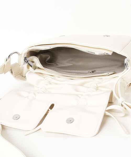 HIKA(ヒカ)の「【HIKA】リボンギャザーフェイクレザーショルダーBAG(ショルダーバッグ・レディース・ブラック/ホワイト・FREE)」の4枚目の写真