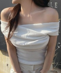 オフショルダー前ひねりクロップド丈トップス