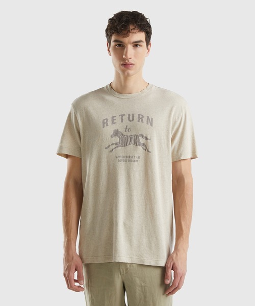 BENETTON (UNITED COLORS OF BENETTON)(ベネトンユナイテッドカラーズオブベネトン)の「リネンクルーネックフロントプリント半袖Tシャツ・カットソー(Tシャツ/カットソー・メンズ・ブラウン/ネイビー/ライトベージュ・SMALL/MEDIUM/LARGE)」の3枚目の写真