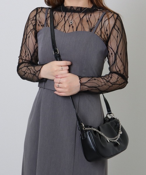Lace Ladies(レースレディース)の「チェーン チャーム付き 編み込み ショルダーバッグ(ショルダーバッグ・レディース・ブラック/アイボリー・FREE)」の10枚目の写真