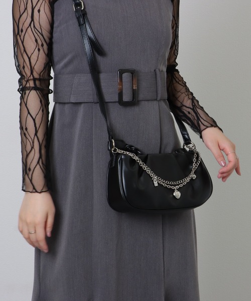Lace Ladies(レースレディース)の「チェーン チャーム付き 編み込み ショルダーバッグ(ショルダーバッグ・レディース・ブラック/アイボリー・FREE)」の9枚目の写真