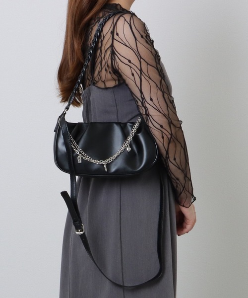 Lace Ladies(レースレディース)の「チェーン チャーム付き 編み込み ショルダーバッグ(ショルダーバッグ・レディース・ブラック/アイボリー・FREE)」の6枚目の写真