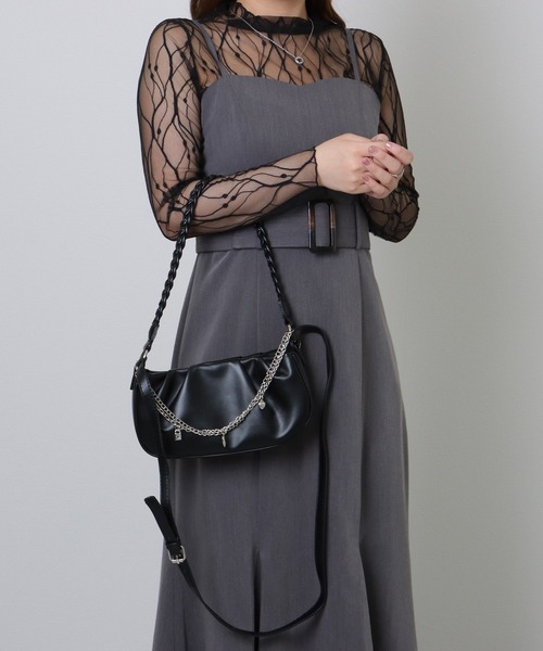 Lace Ladies(レースレディース)の「チェーン チャーム付き 編み込み ショルダーバッグ(ショルダーバッグ・レディース・ブラック/アイボリー・FREE)」の5枚目の写真