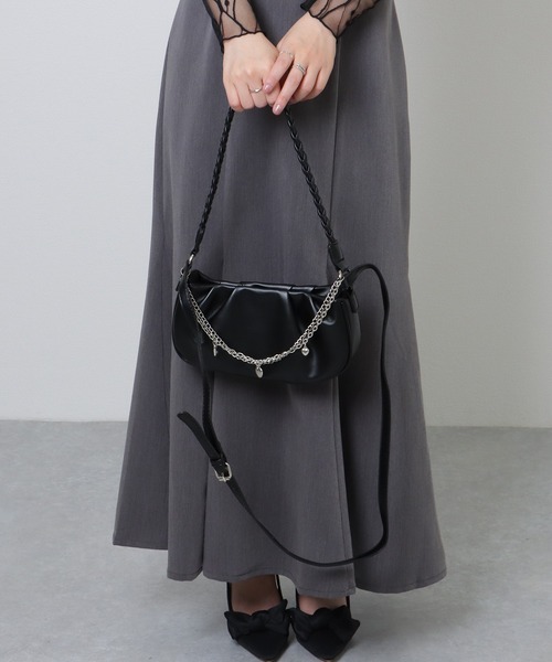 Lace Ladies(レースレディース)の「チェーン チャーム付き 編み込み ショルダーバッグ(ショルダーバッグ・レディース・ブラック/アイボリー・FREE)」の4枚目の写真