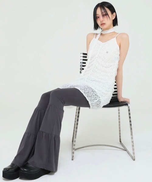 UGLY SHADOW（アグリーシャドウ）の「韓国ブランド Uglyshadow アグリーシャドウ TIE SHIRRING LACE DRESS タイ付きワンピース シャーリングワンピース キャミワンピ キャミソールワンピース レースワンピース 袖なしワンピース ノースリーブ スリーブレス 韓国ファッション 韓国ストリート ストリートファッション（ワンピース・レディース・ホワイト/ブラック・S）」の2枚目の写真