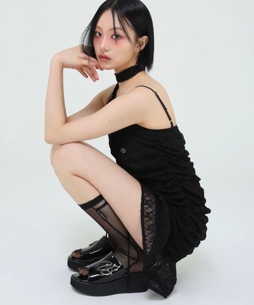 UGLY SHADOW（アグリーシャドウ）の「韓国ブランド Uglyshadow アグリーシャドウ TIE SHIRRING LACE DRESS タイ付きワンピース シャーリングワンピース キャミワンピ キャミソールワンピース レースワンピース 袖なしワンピース ノースリーブ スリーブレス 韓国ファッション 韓国ストリート ストリートファッション（ワンピース・レディース・ホワイト/ブラック・S）」の13枚目の写真