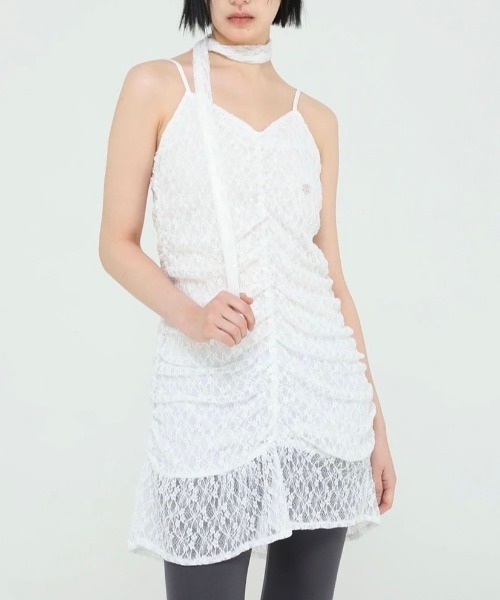 UGLY SHADOW（アグリーシャドウ）の「韓国ブランド Uglyshadow アグリーシャドウ TIE SHIRRING LACE DRESS タイ付きワンピース シャーリングワンピース キャミワンピ キャミソールワンピース レースワンピース 袖なしワンピース ノースリーブ スリーブレス 韓国ファッション 韓国ストリート ストリートファッション（ワンピース・レディース・ホワイト/ブラック・S）」の3枚目の写真