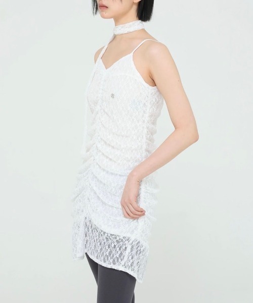 UGLY SHADOW（アグリーシャドウ）の「韓国ブランド Uglyshadow アグリーシャドウ TIE SHIRRING LACE DRESS タイ付きワンピース シャーリングワンピース キャミワンピ キャミソールワンピース レースワンピース 袖なしワンピース ノースリーブ スリーブレス 韓国ファッション 韓国ストリート ストリートファッション（ワンピース・レディース・ホワイト/ブラック・S）」の4枚目の写真