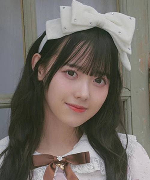 Ank Rouge（アンクルージュ）の「キラキラビジューベロアリボンカチューシャ（カチューシャ・レディース・ブラック/ライトブルー/レッド/ホワイト・FREE）」の2枚目の写真