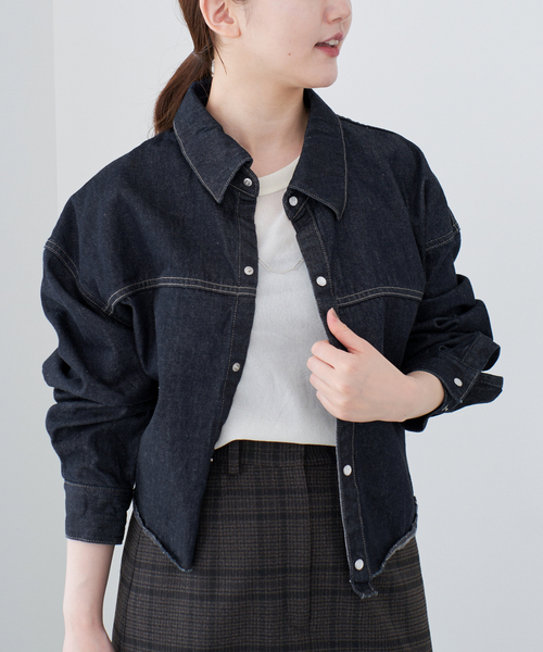 IENA【KURO/クロ】別注 クロップドデニムシャツ IENA（イエナ）の「KURO/クロ 別注 DENIM SH デニムシャツ