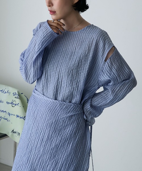 forksy.(フォルクシー)の「【forksy.】アシンメトリーシャーリングラップワンピース(ワンピース・レディース・オフホワイト/ブルー/ブラック・FREE)」の3枚目の写真