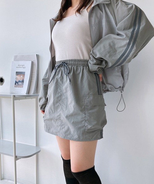 AS KNOW AS plus（アズノゥアズプラス）の「◇ダブルポケット付き ナイロン サイドラインカーゴミニスカート　セットアップ可能（スカート・レディース・ネイビー/グレー/ブラック・FREE）」の2枚目の写真