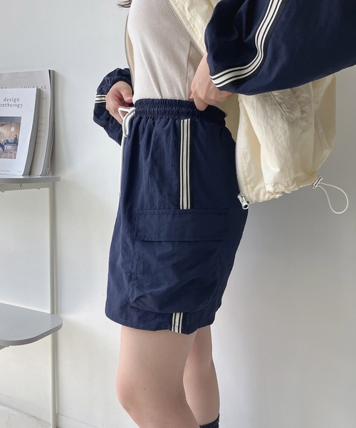 AS KNOW AS plus（アズノゥアズプラス）の「◇ダブルポケット付き ナイロン サイドラインカーゴミニスカート　セットアップ可能（スカート・レディース・ネイビー/グレー/ブラック・FREE）」の5枚目の写真