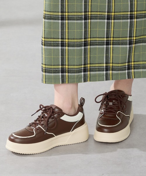 ORiental TRaffic(オリエンタルトラフィック)の「バイカラーボリュームソールスニーカー/OT3750(スニーカー・レディース・ブラック×ホワイト/ホワイト/レッド/ブラウン・35/36/37/38/39/40/41/42)」の3枚目の写真