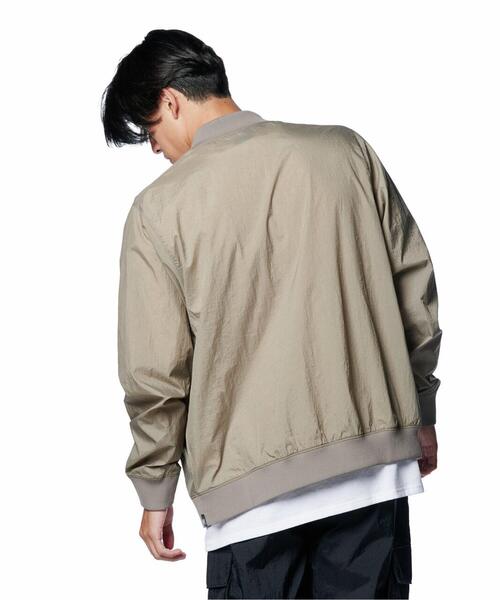 UNDER ARMOUR(アンダーアーマー)の「UAクリンクル ナイロン ボンバー ジャケット(トレーニング/メンズ)(その他アウター・メンズ・ベージュ・L/2XL/M/XL/S)」の5枚目の写真