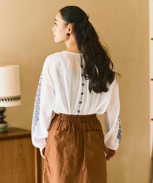 and myera(アンド マイラ)の「and myera アンティーク刺しゅうブラウス(シャツ/ブラウス・レディース・ホワイト系その他・LL/L/M/S)」の5枚目の写真
