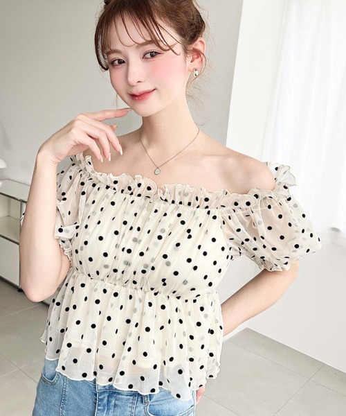 moment+（モーメントプラス）の「フロッキードットチュール2WAYオフショルペプラムトップス（シャツ/ブラウス・レディース・ブラック/アイボリー・M/L）」の3枚目の写真