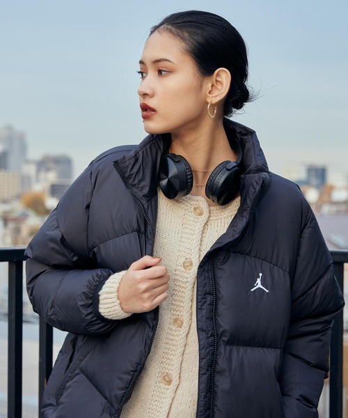 JORDAN BRAND（ジョーダンブランド）の「ジョーダン ウィメンズ パファー / Jordan Women's Puffer  FZ4528-010 Black（ブルゾン・レディース・ブラック・2XL/L/M/S/XL/XS）」の2枚目の写真