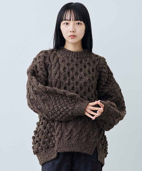 MEDE19F(メデジュウキュウ)の「MEDE19F ペルーで手編みされたパッチワーク風アランニット(ニット/セーター・レディース・ダークブラウン/オフホワイト・ONE SIZE)」の1枚目の写真