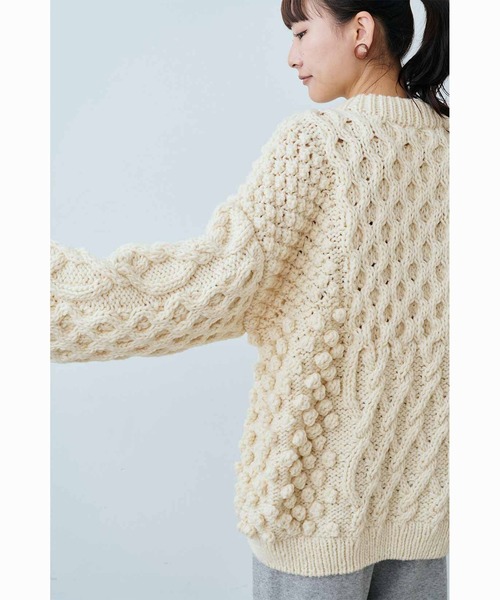 MEDE19F(メデジュウキュウ)の「MEDE19F ペルーで手編みされたパッチワーク風アランニット(ニット/セーター・レディース・ダークブラウン/オフホワイト・ONE SIZE)」の20枚目の写真