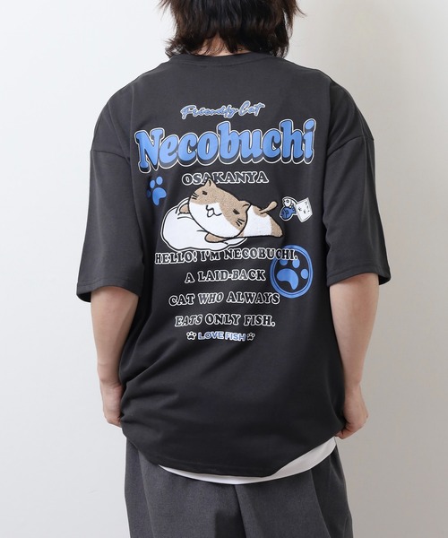 FUNALIVE（ファンアライブ）の「ねこぶちさん プリント＆刺繍ワイドTシャツ（Tシャツ/カットソー・メンズ・ホワイト/ブラック/サックスブルー/オフホワイト/ブルー/グリーン/ピンク系その他/スミクロ/ブラック系その他2/キナリ/グリーン系その他2/レモンイエロー・LL/M/L）」の5枚目の写真