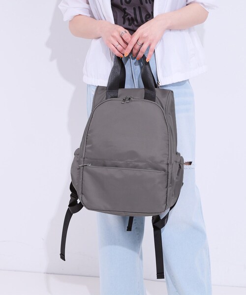 SHOO・LA・RUE(シューラルー)の「【撥水】キャリーオン10ポケットリュック(バックパック/リュック・レディース・ブラック/アイボリー/ダークグレー・00)」の3枚目の写真