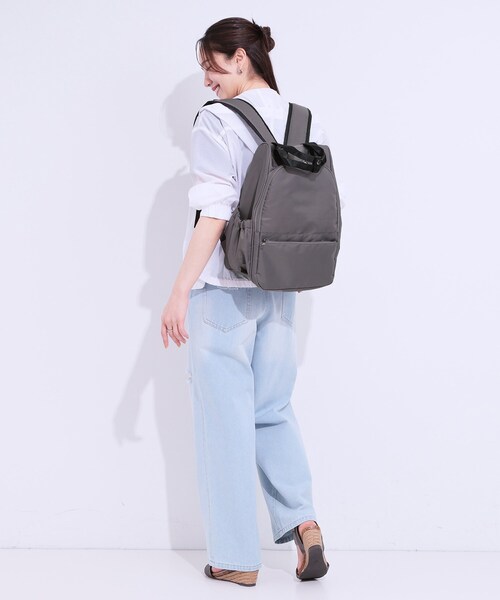SHOO・LA・RUE(シューラルー)の「【撥水】キャリーオン10ポケットリュック(バックパック/リュック・レディース・ブラック/アイボリー/ダークグレー・00)」の7枚目の写真