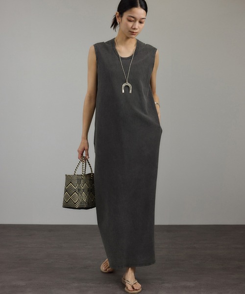 SALON adam et rope'（サロン アダム エ ロペ）の「ガーメントダイ 天竺ワンピース（ワンピース・レディース・チャコールグレー/ブラウン系その他2・FREE）」の2枚目の写真