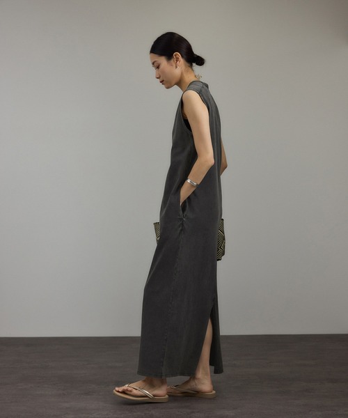 SALON adam et rope'（サロン アダム エ ロペ）の「ガーメントダイ 天竺ワンピース（ワンピース・レディース・チャコールグレー/ブラウン系その他2・FREE）」の3枚目の写真