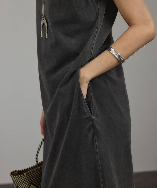 SALON adam et rope'（サロン アダム エ ロペ）の「ガーメントダイ 天竺ワンピース（ワンピース・レディース・チャコールグレー/ブラウン系その他2・FREE）」の7枚目の写真